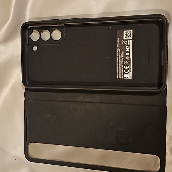 Samsung S-View flip cover for the S21 5G. Control the phone from the window. - Picture 3 of 6